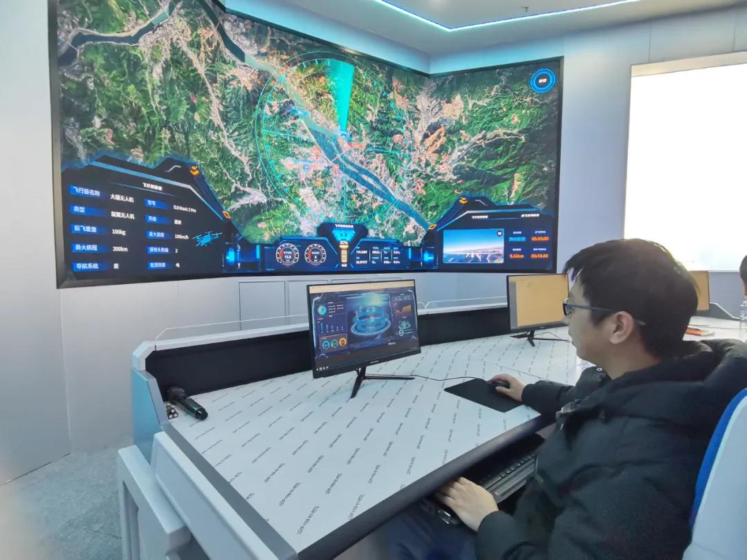 南平工业园区低空经济产业园低空运营中心内，工作人员通过系统为低空飞行提供保障 资料图