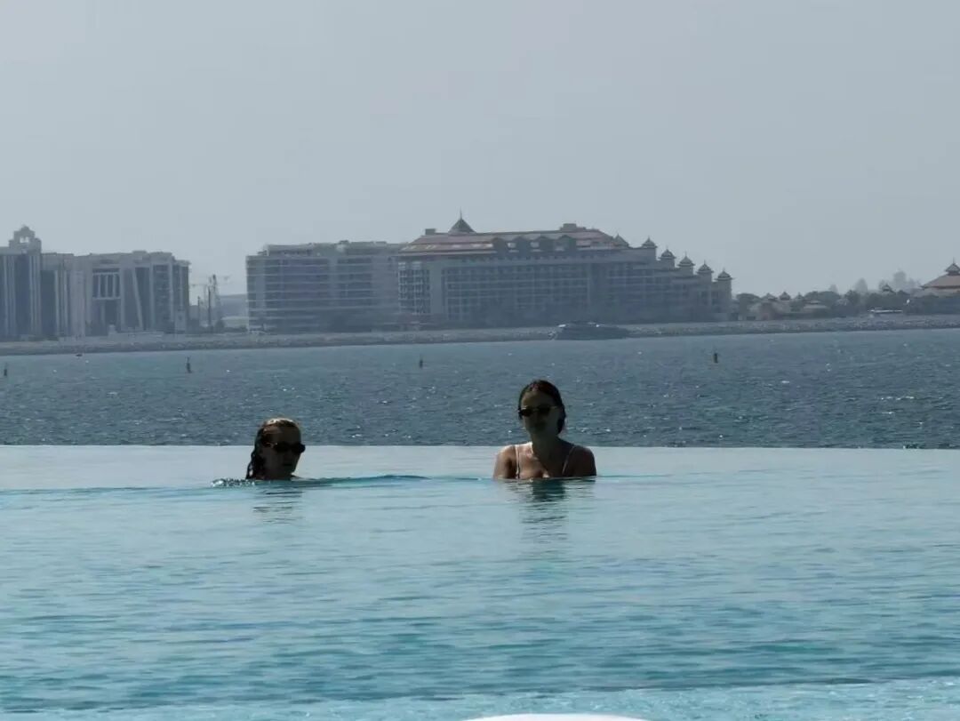 爆炸声中晒太阳，迪拜帆船酒店中国游客亲述战火边缘的日常