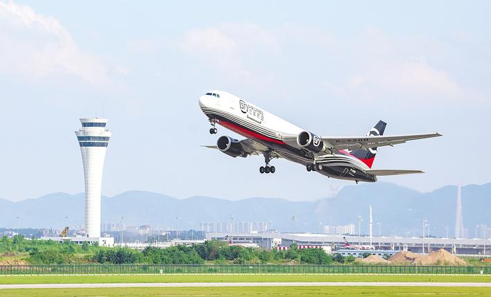 一架B767-300型全货机从鄂州花湖国际机场起飞。（湖北日报全媒记者 薛婷 摄）
