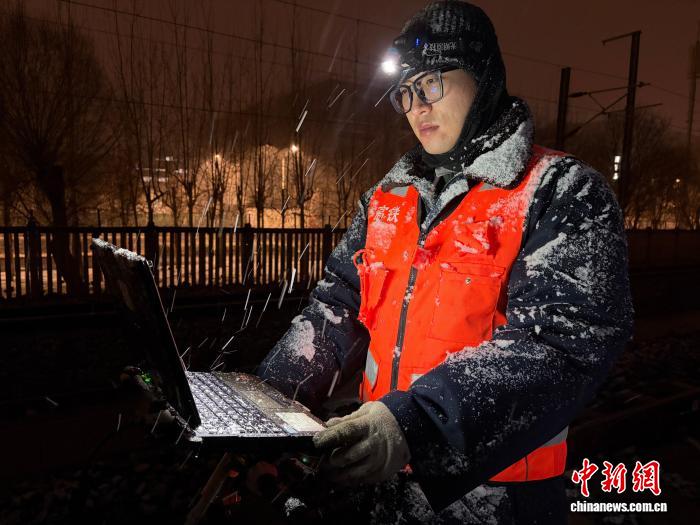 北京高鐵工務段對京哈高鐵線路進行巡視排查。北京高鐵工務段 供圖