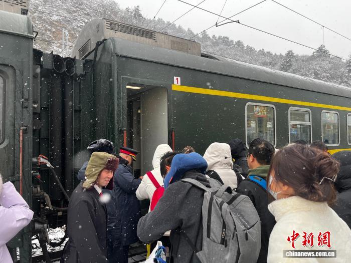 承德車務段客運乘務車間值乘的4472次列車停靠灤平站，乘務人員組織旅客乘降。承德車務段 供圖