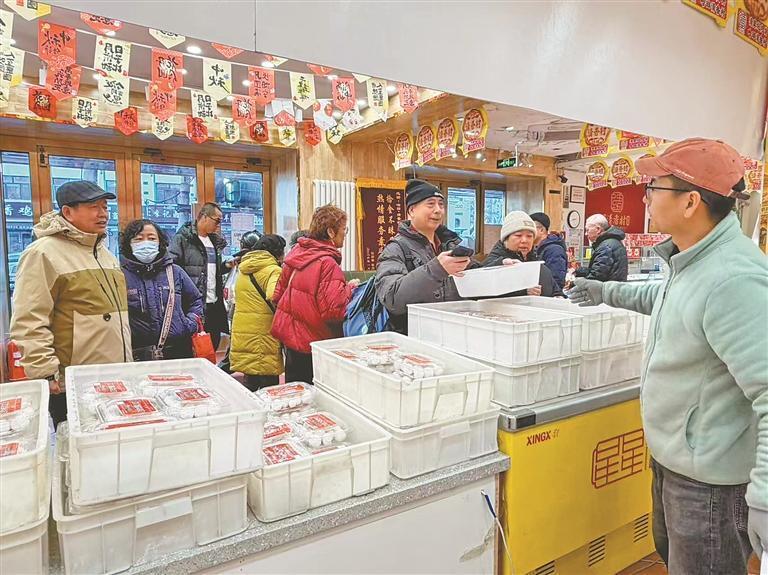 前来购买老字号元宵的市民络绎不绝。