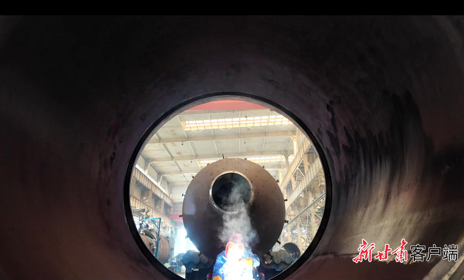 兰石重装炼化分公司装焊车间内，一片繁忙景象。本文图片均由新甘肃·甘肃日报记者 魏晓倩 摄