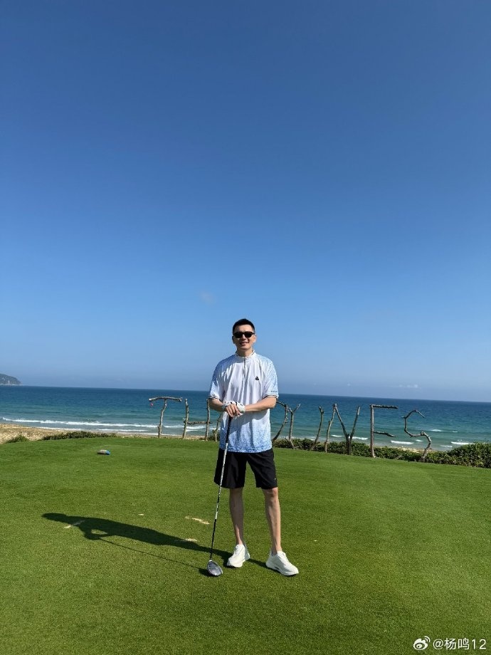 假期生活很惬意！杨鸣晒近照：十五的 十六圆