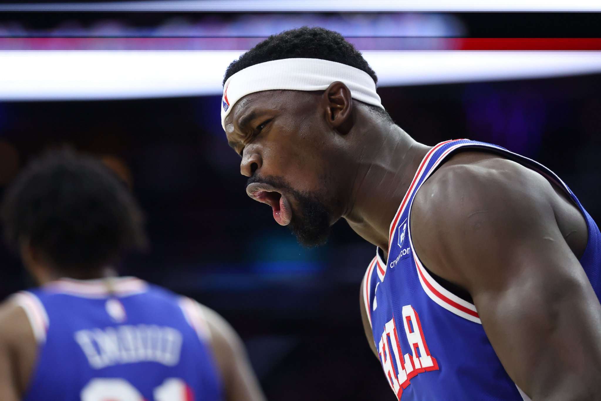 用力过猛！博纳撞翻文班被吹进攻犯规 76人挑战失败