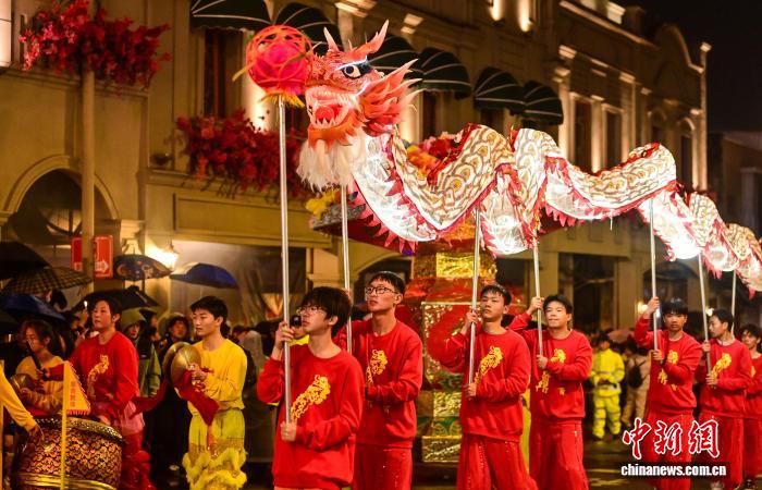 圖為3月3日晚，江西贛州章貢區，巡遊隊伍在表演。胡江濤 攝
