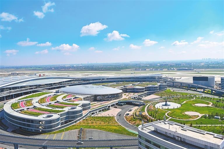 兰州中川国际机场三期扩建工程顺利转场投运，标志着甘肃省航空交通基础设施建设迈上新台阶。新甘肃·甘肃日报记者 丁凯