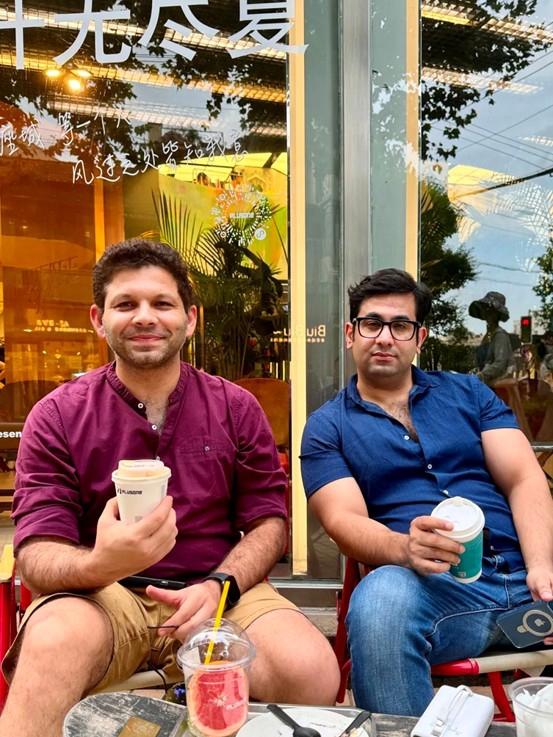 来自巴基斯坦的塞尔曼和胡塞品尝着加水果的拿铁，认为上海的咖啡创新意识难得一见 图片来源：TheBund