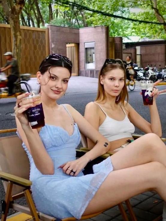 模特Ana（左）手里这杯咖啡加了姜汁汽水和两shots浓缩，她觉得和夏天很搭 图片来源：TheBund