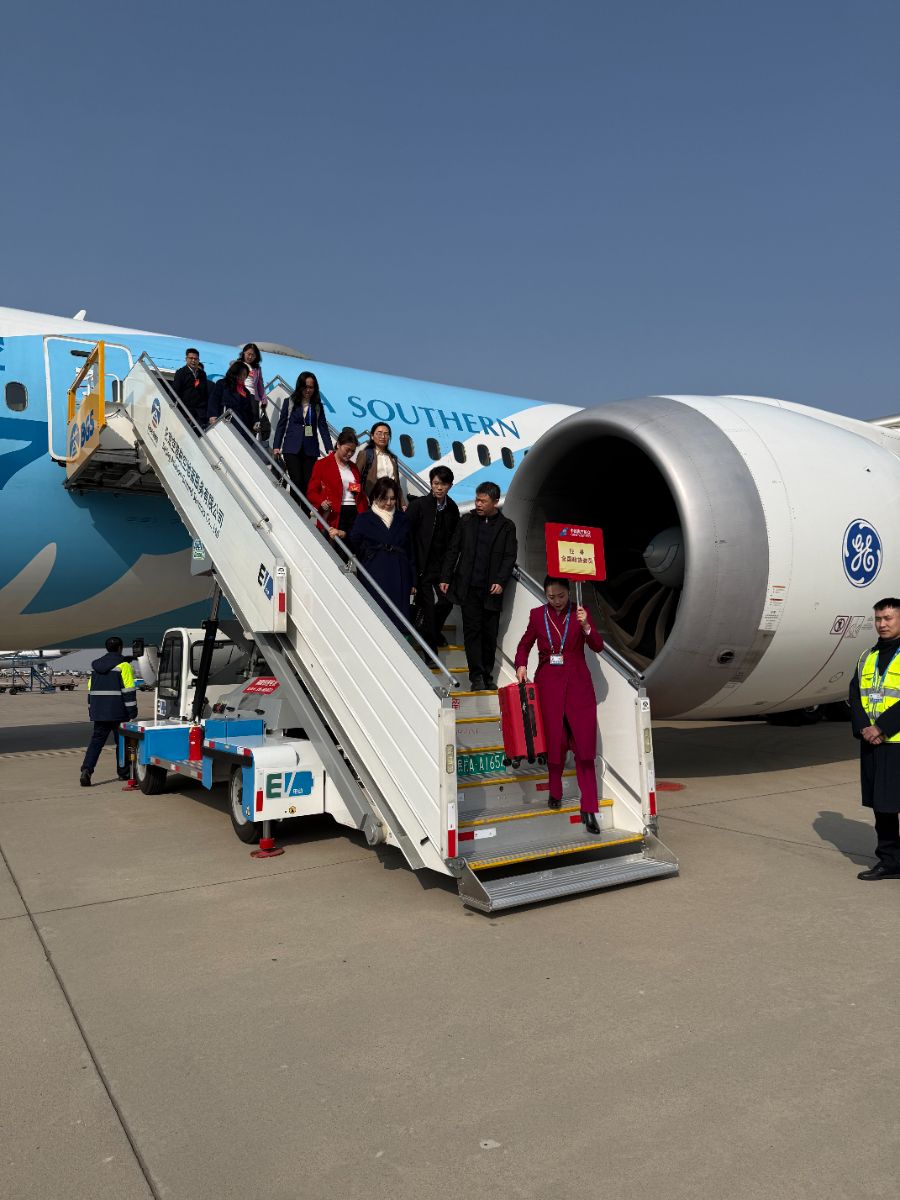 3月3日下午，搭载着住粤全国政协委员的航班降落在首都国际机场。赵婷婷摄