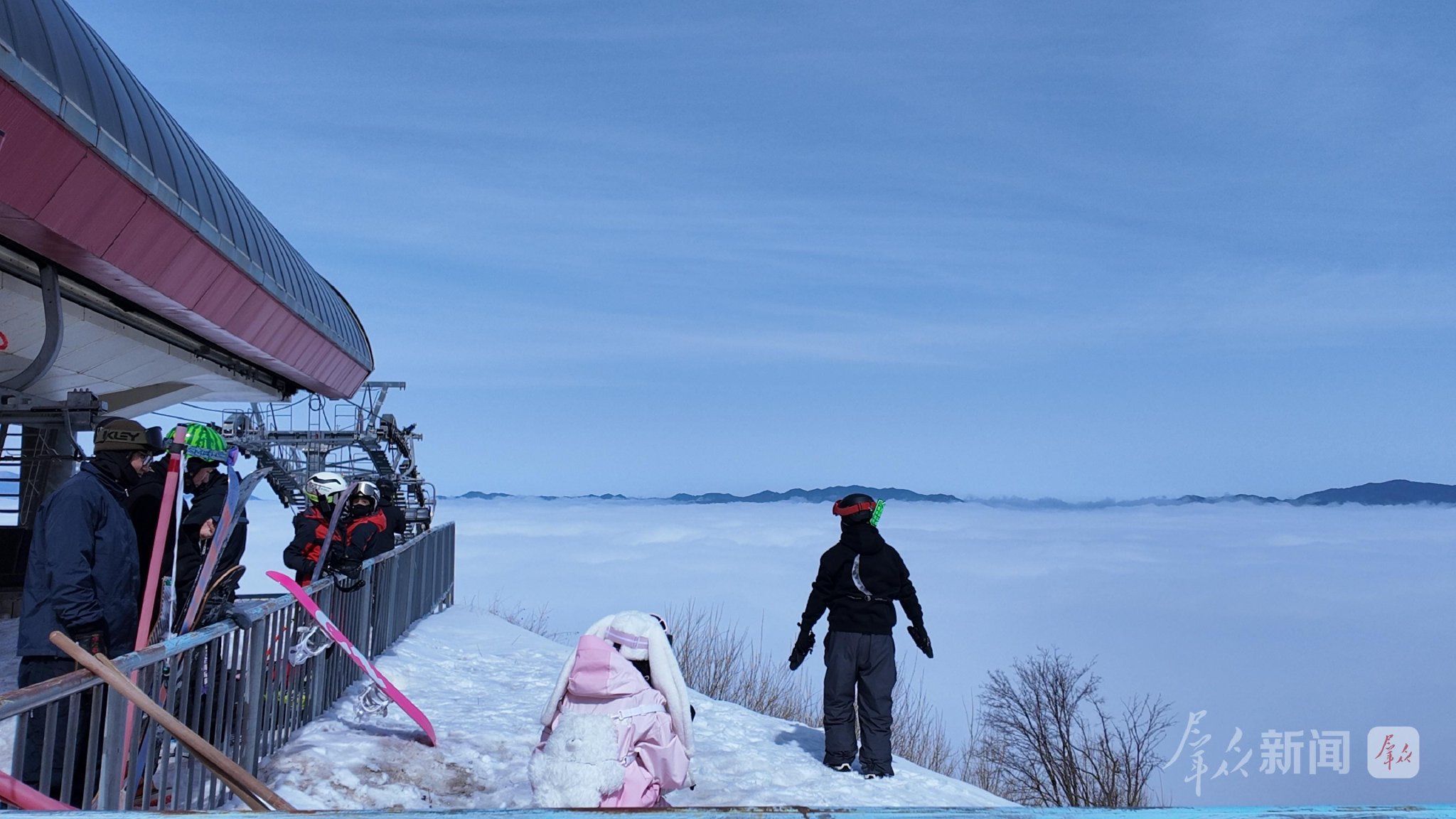 3月4日，雪友在鼇山滑雪場高級道旁留影。
