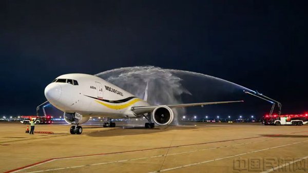 浦东机场以水门迎接地中海航空货运的全货机航班首航到港（本文图片均由善见拍摄）