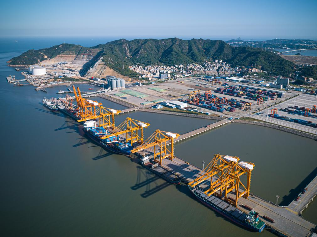 温州港集装箱码头。新华社记者江汉 摄