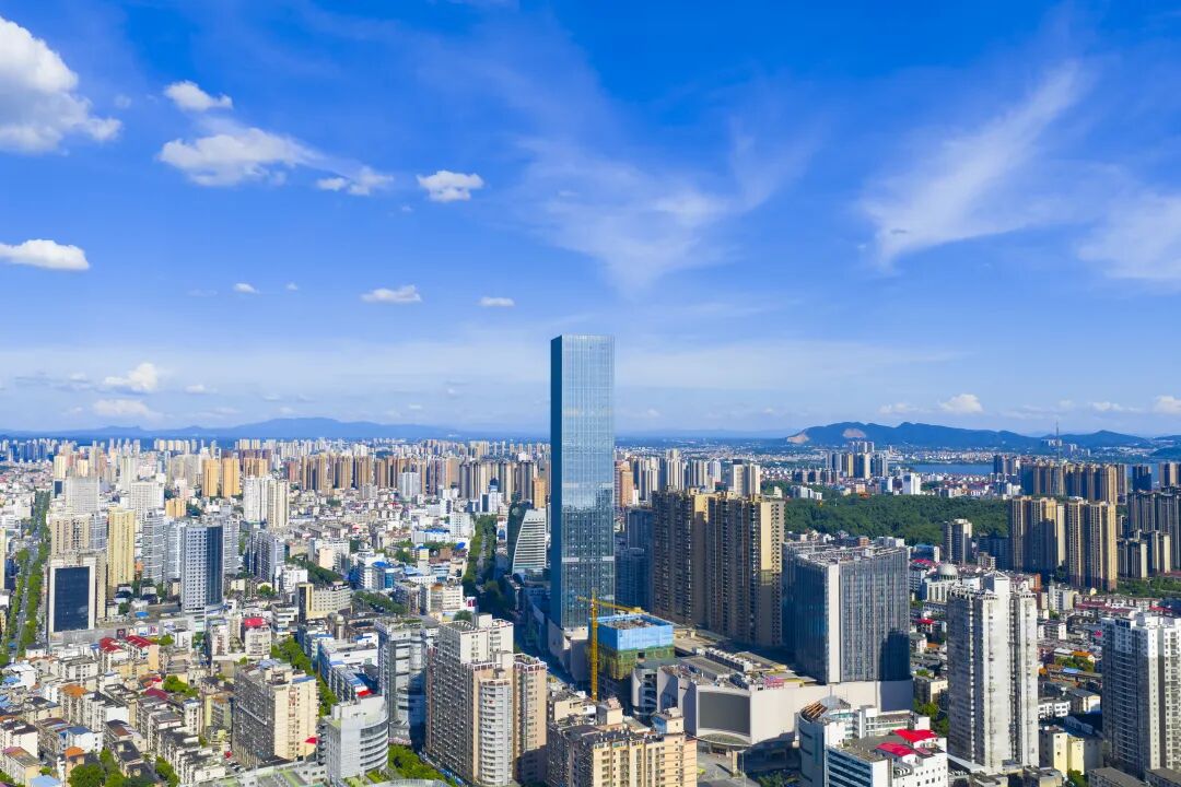 高楼林立、人流如织的东茅岭商圈