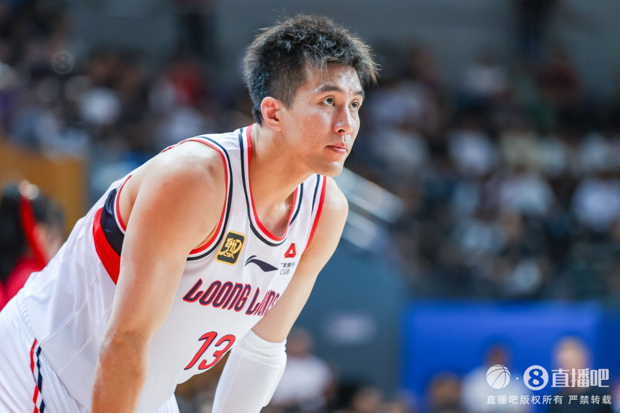 媒体人：突破中膝盖一软多为交叉韧带撕裂 盼郭艾伦只是虚惊一场