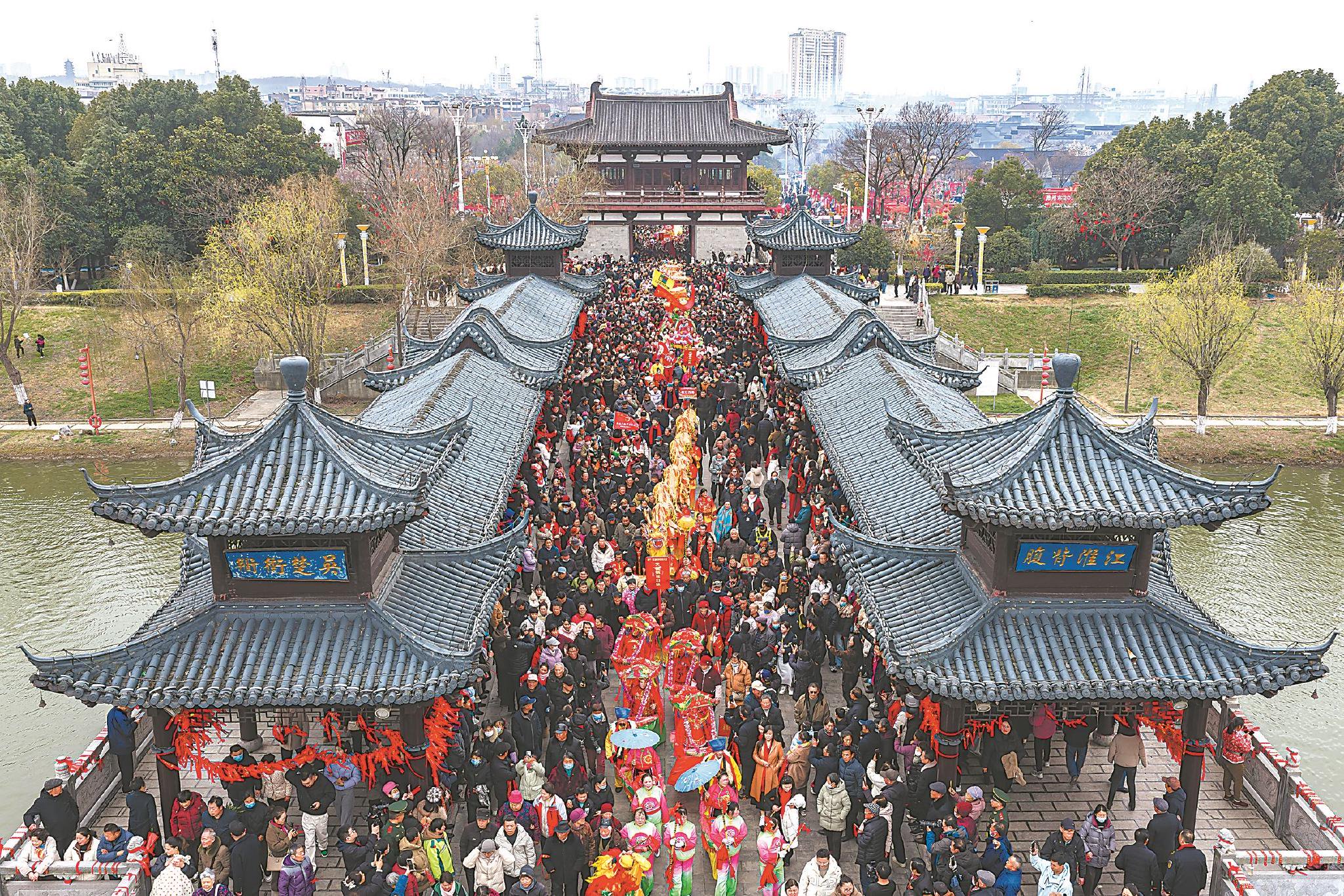 走太平盛况。本报记者 范柏文 摄