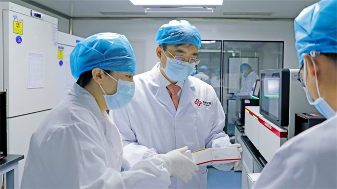 圣湘生物科技研发实验室专家讨论。资料图