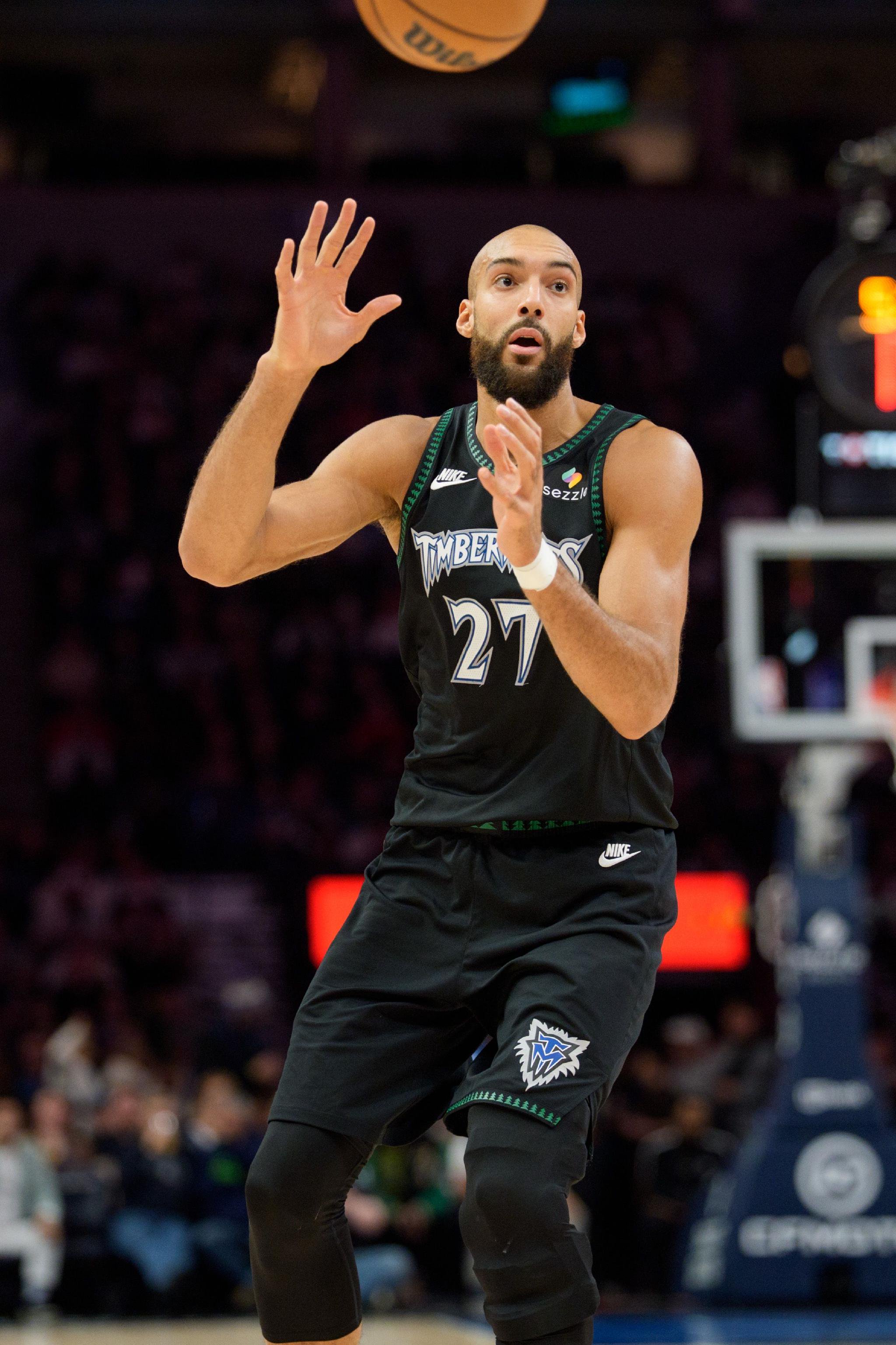 皮尔斯：戈贝尔不能一直被奥尼尔霸凌却不还手 必须想办法反抗