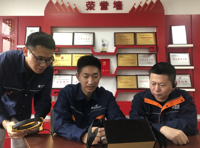 劉傳波（中）與同事研討技術創新方案。人民網記者 王史芬攝