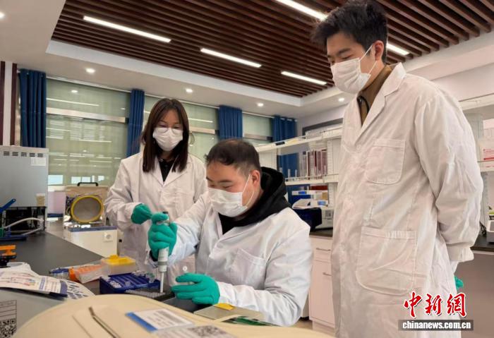朱迎春(左)在實驗室指導學生做實驗。張家偉 攝