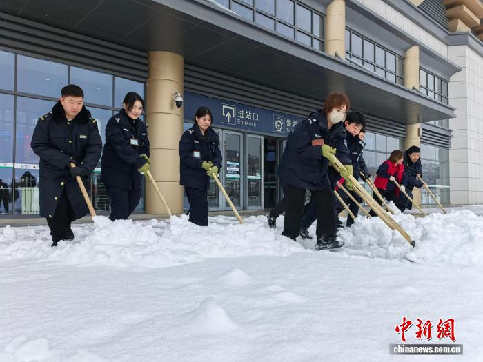 承德縣北站工作人員清掃站外積雪。承德車務段 供圖