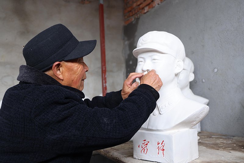 來振先正在打磨新製作的雷鋒塑像。李雪蕊攝