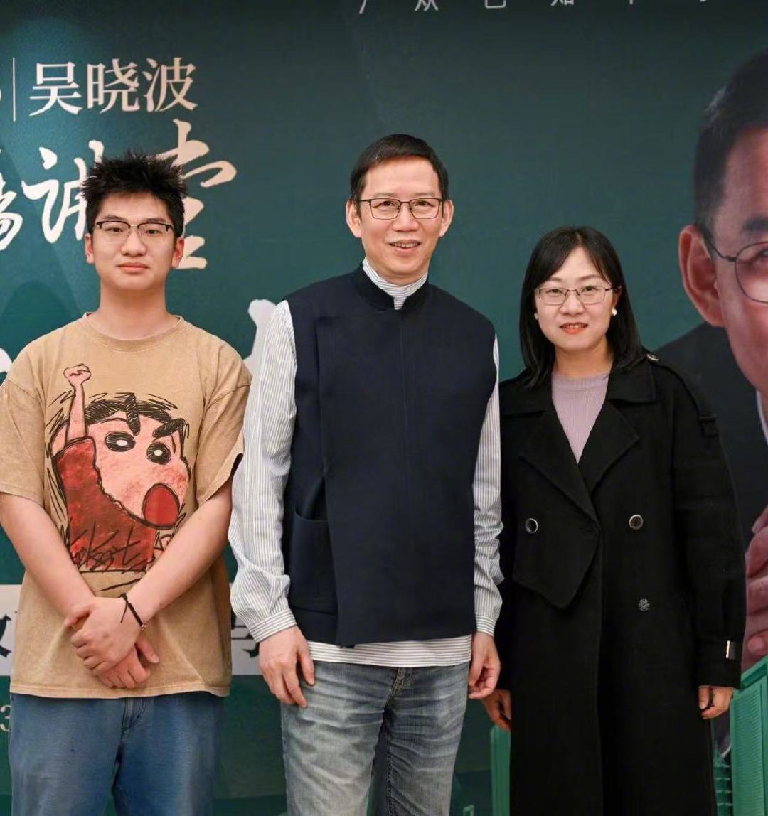 记者与吴晓波合影。