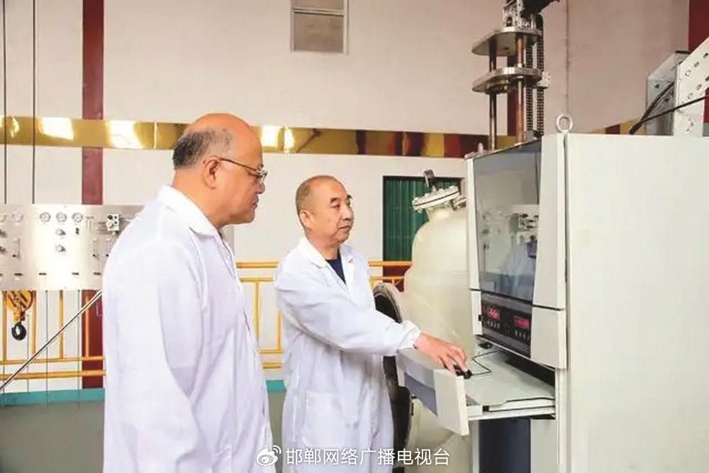 龙凤山集团技术专家在实验室测试超纯铁。（资料片）受访单位供图