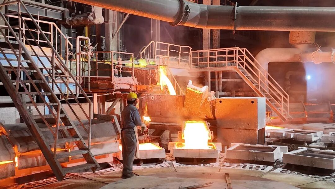 五矿铜业阳极炉出铜作业现场