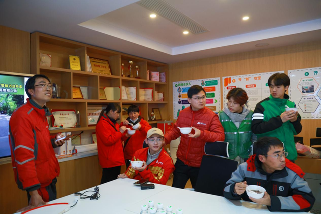 周家渡街道开展对快递员等新就业群体的关心关爱活动。受访者供图