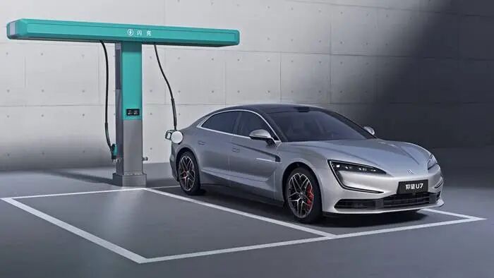 仰望2026款旗舰矩阵联袂上市 仰望加闪充重塑高端出行体验