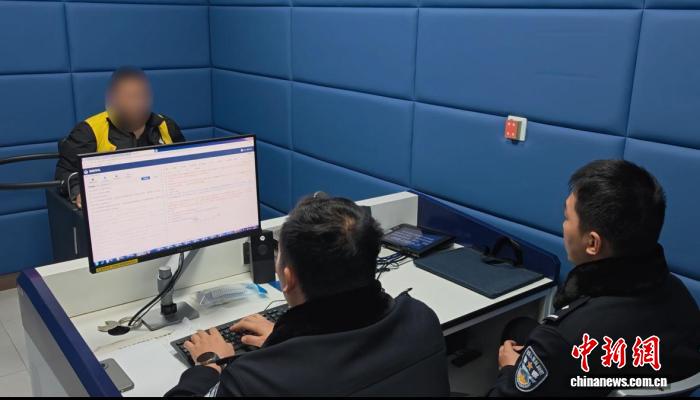 尹某某因涉嫌銷售偽劣產品罪被警方採取刑事拘留強製措施。上海市公安局交通管理總隊供圖