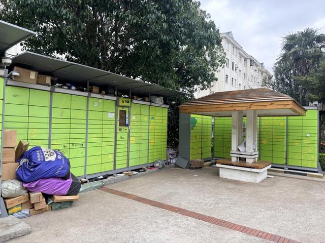 雪二小区现状，快递柜前堆放包裹明显减少。李昂 摄