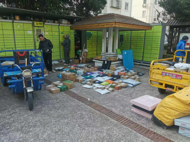 雪二小区治理前，大小包裹堆放在快递柜前。受访者供图