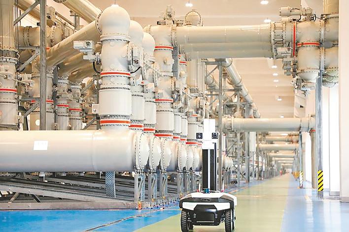 「健行者」500千伏GIS智能巡檢機器人在三峽電站左岸廠房進行巡檢。（湖北日報通訊員 饒家華 攝）