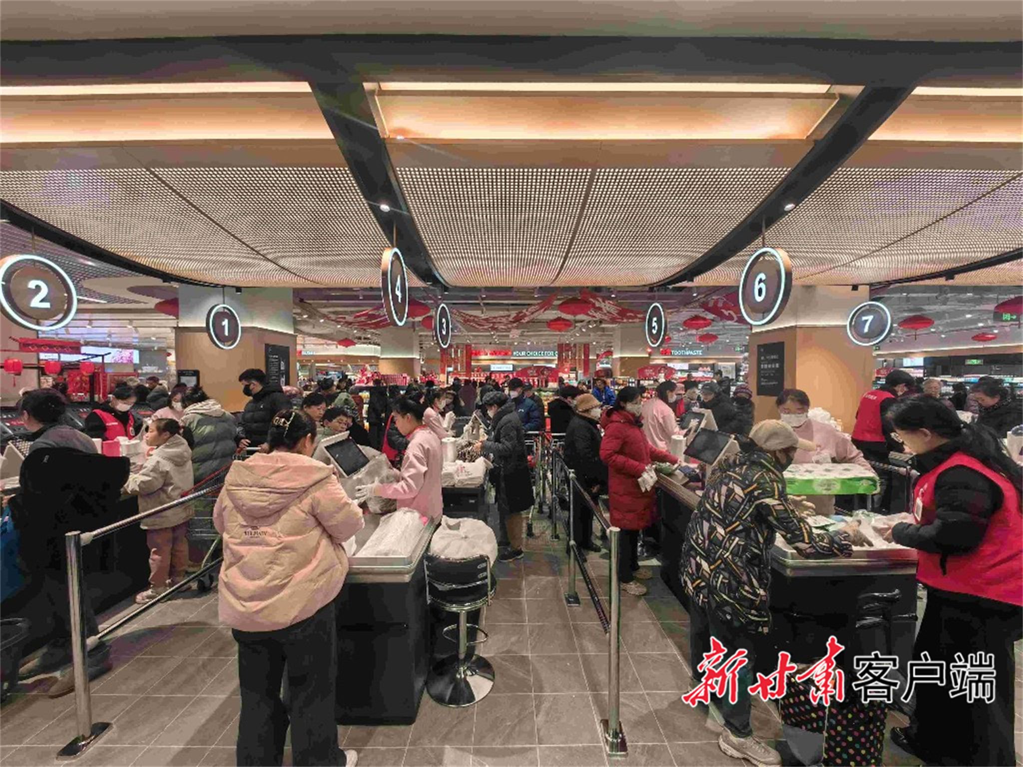 春節前夕，永輝超市蘭州城關萬達店內人流熙攘。（資料圖）