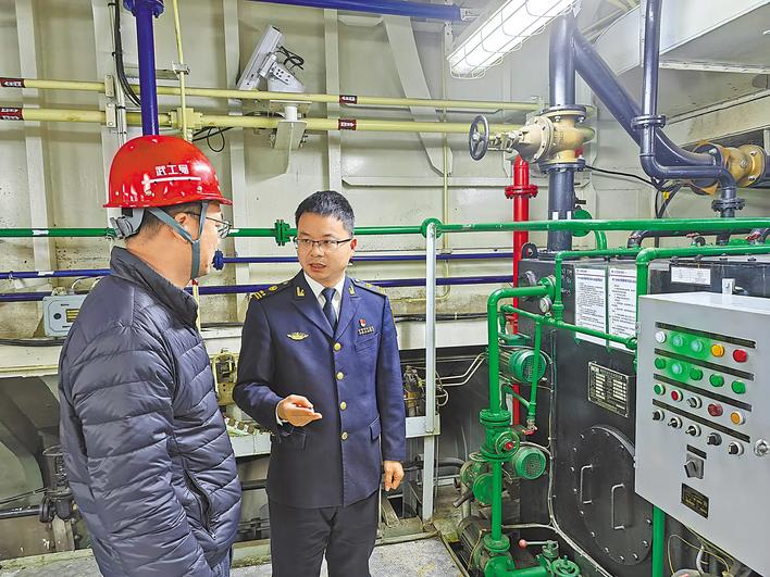 工作人員在「長鯨3號」船艙內檢查污水收集情況。 （湖北日報全媒記者 王丙全 攝）