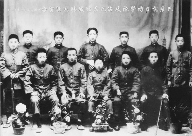 趙尚誌（前排中）與巴彥抗日遊擊隊隊員合照  資料圖片