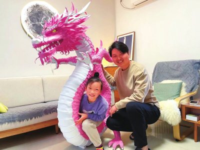 为让女儿放下手机 郑州一位父亲“手搓”300多件玩具