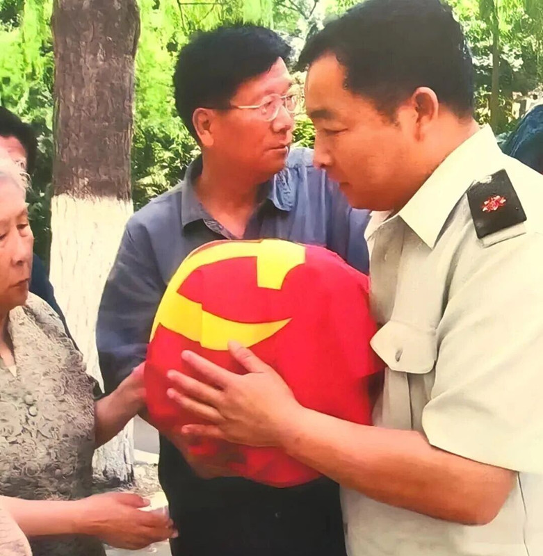 薑寶才（右）向趙尚誌胞妹趙尚文介紹遺正選現情況  資料圖片