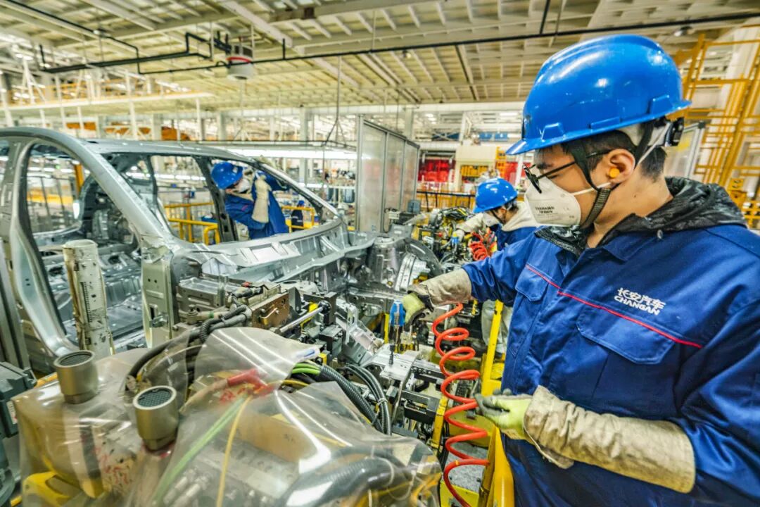3月4日，深藍南京數智工廠，工人正在組裝新能源汽車。 朱紅生攝