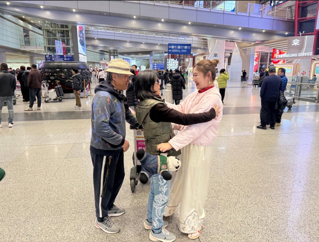 领队（右一）与游客机场相拥告别 受访者 供图