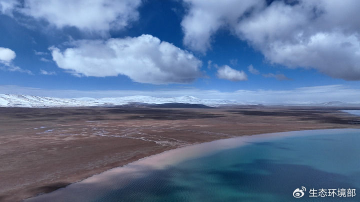   青海三江源国家公园长江源园区可可西里卓乃湖一角（2023年6月17日摄，无人机照片）。新华社记者 张宏祥 摄