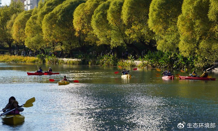   市民在北京亮马河上体验皮划艇（2022年10月22日摄）。新华社记者 陈钟昊 摄