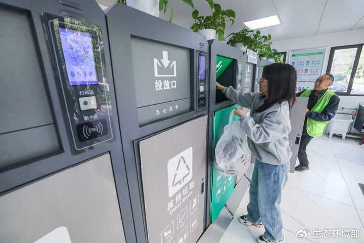   居民在浙江省湖州市吴兴区飞英街道新华府小区进行垃圾分类投放（2024年4月10日摄）。新华社记者 徐昱 摄