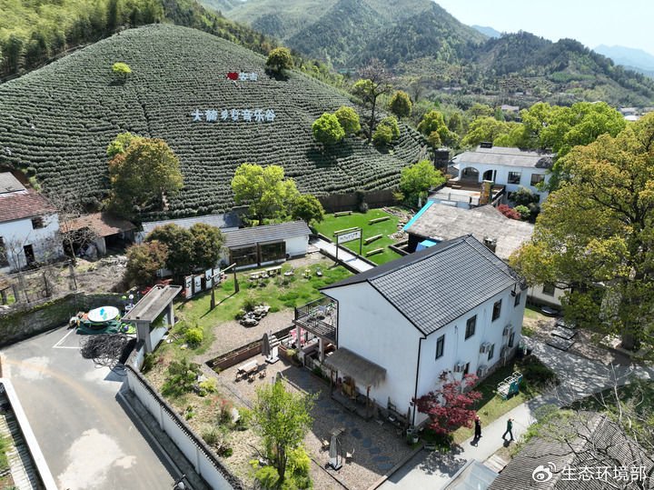   在浙江省安吉县上墅乡上墅村，茶山和一个乡村文旅项目结合在一起（2024年4月9日摄，无人机照片）。新华社记者 翁忻旸 摄