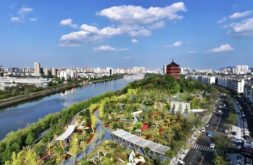 信阳市浉河岸畔。聂品摄