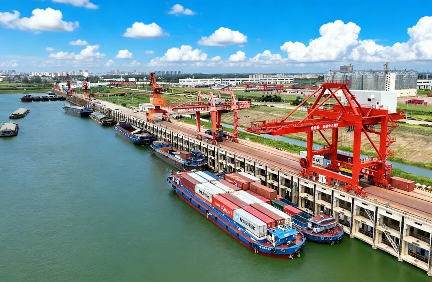 信阳港·淮滨中心港区集装箱正在作业。丁伟摄