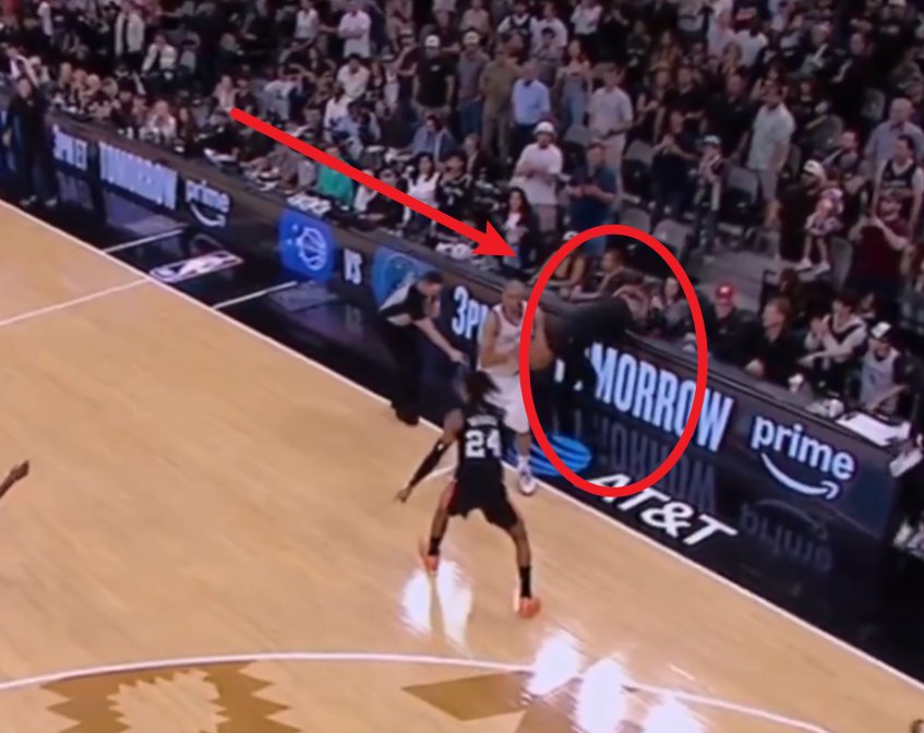 太无语了！巴图姆界外球低级失误 泰伦·卢怒发冲冠狠砸技术台