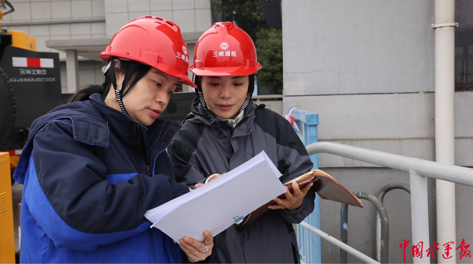 资料组正在闸面核对相关资料。李聪 摄